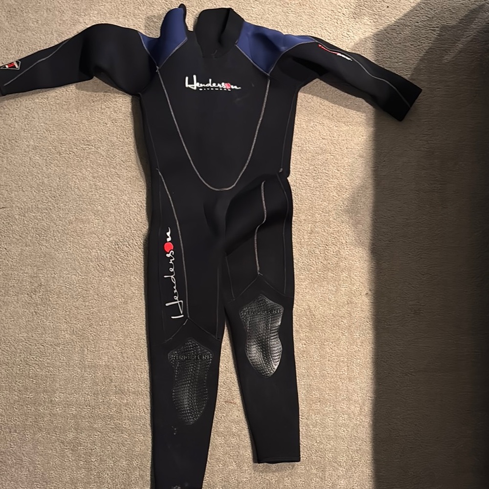 Henderson kids  8 Black and Blue Wetsuit 3mm
